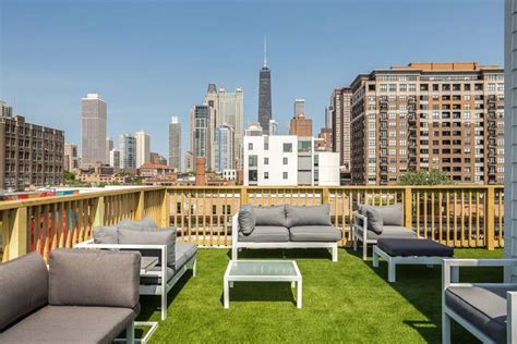 airbnb chicago downtown.